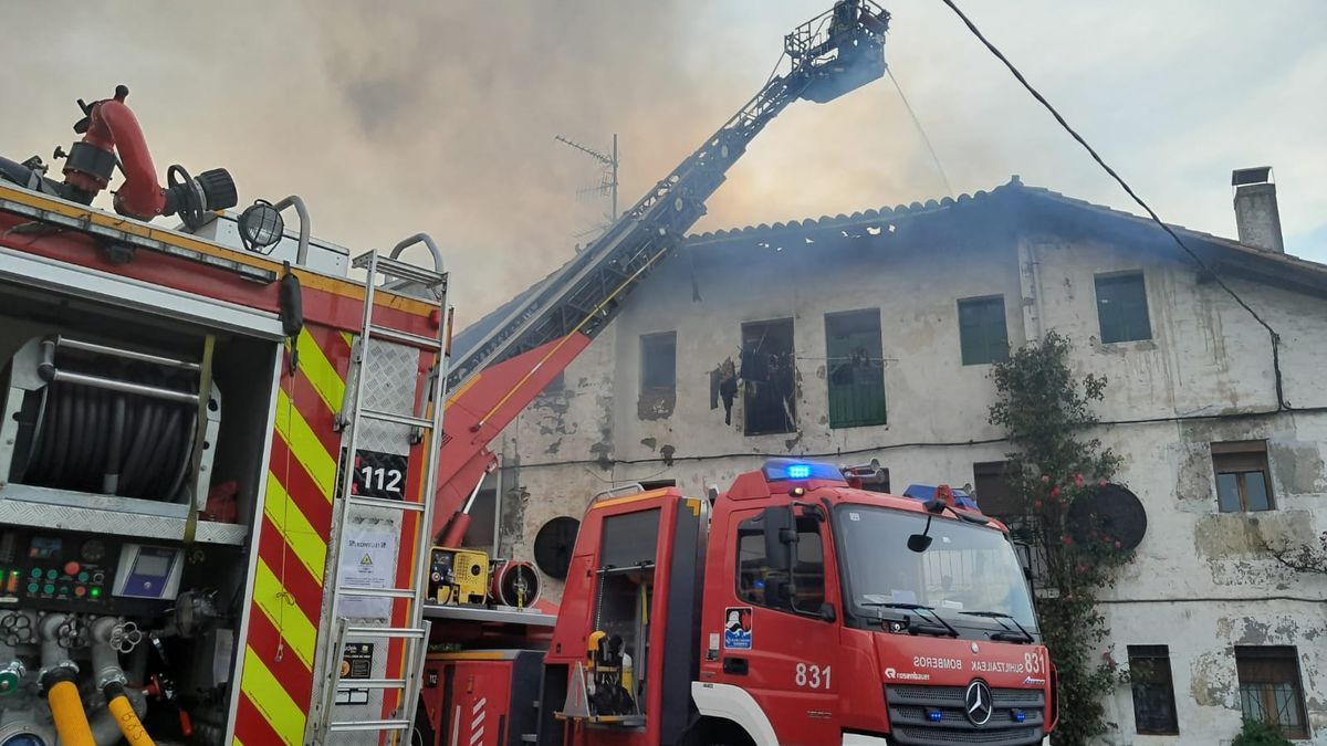 Bomberos de Araba trabajando en el lugar del incendio.