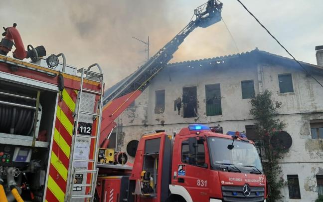 Bomberos de Araba trabajando en el lugar del incendio. Bomberos de Araba trabajando en el lugar del incendio.