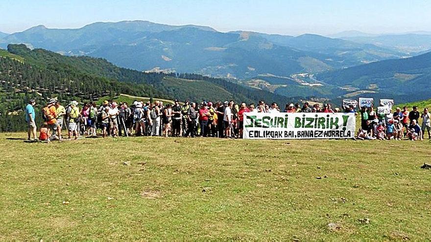 Concentración contra el parque eólico de Jesuri-Larragorri.