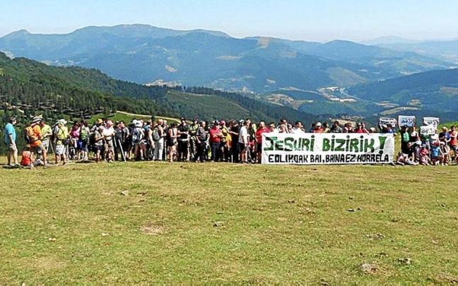 Concentración contra el parque eólico de Jesuri-Larragorri.