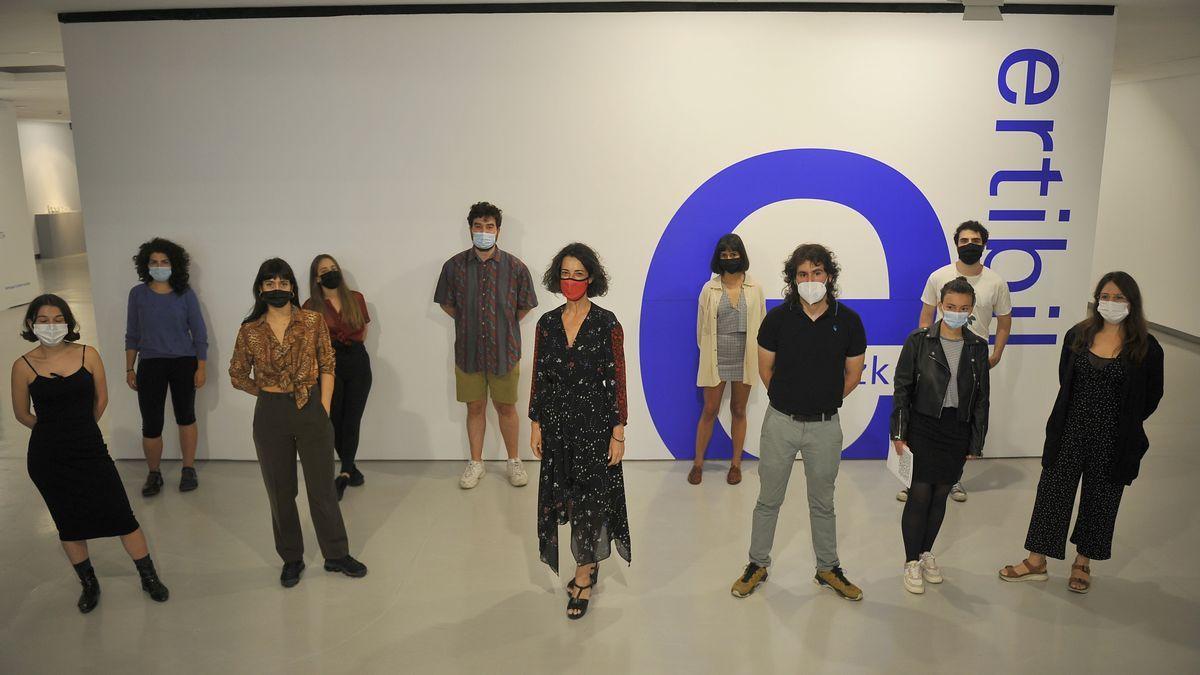 La diputada de Cultura Lorea Bilbao junto a los artistas de la exposición Ertibil que se muestra ahora en la Sala Rekalde.