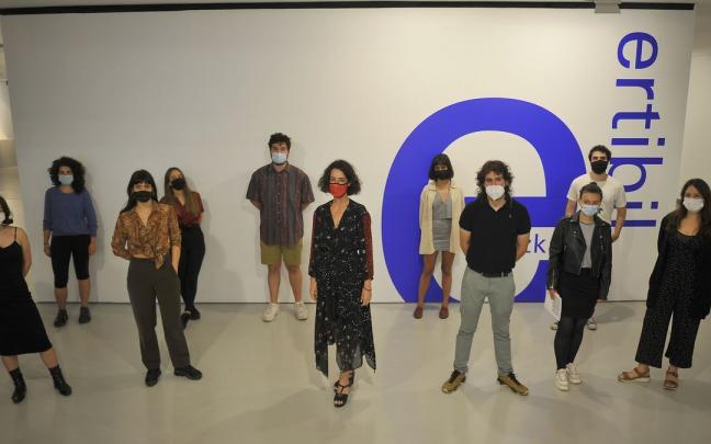 La diputada de Cultura Lorea Bilbao junto a los artistas de la exposición Ertibil que se muestra ahora en la Sala Rekalde.