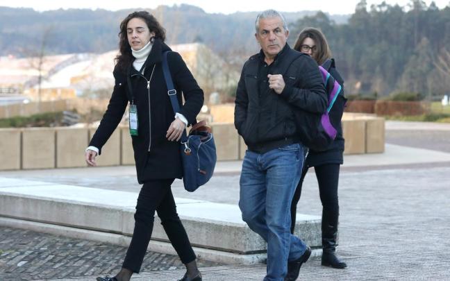 El presidente de Apafas, la asociación de víctimas del accidente de tren de Santiago, Cristóbal González Rabadán, a su llegada al juicio. El presidente de Apafas, la asociación de víctimas del accidente de tren de Santiago, Cristóbal González Rabadán, a su llegada al juicio.