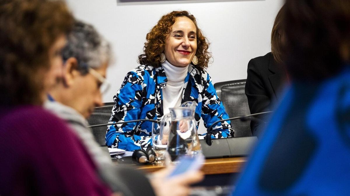 La directora general de Políticas Migratorias, Patricia Ruiz de Irizar, en la Comisión de Políticas Migratorias del Parlamento de Navarra