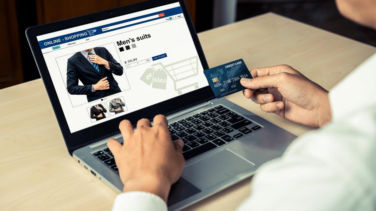 Una persona realiza una transacción en internet en un tienda de ropa.
