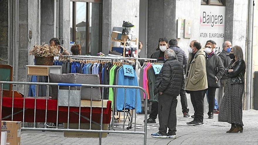 Azpeitiarras observan la ropa en el exterior de una tienda. | FOTO: J.LEON