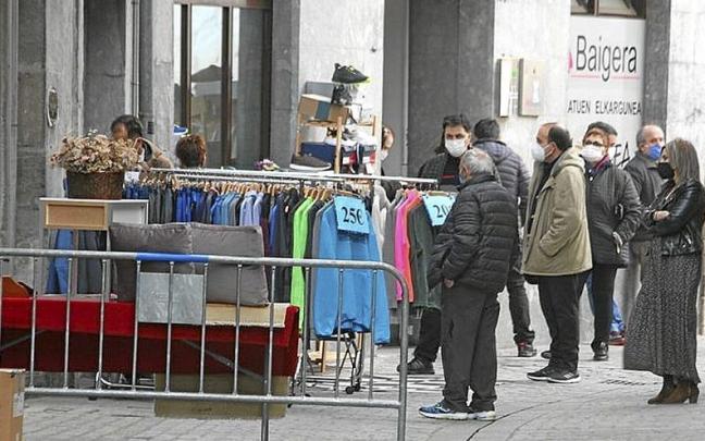 Azpeitiarras observan la ropa en el exterior de una tienda. | FOTO: J.LEON