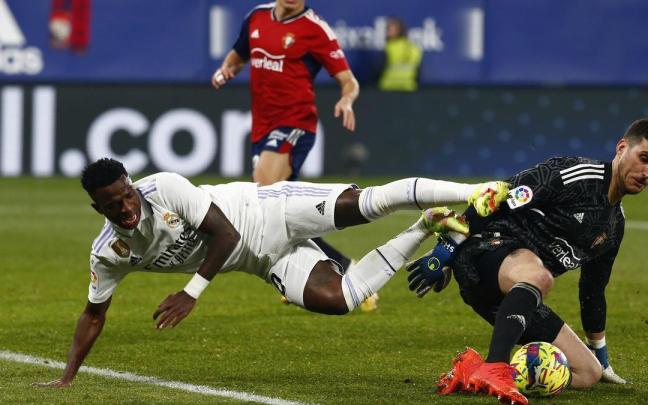 Sergio Herrera salva una acción ante Vinicius.