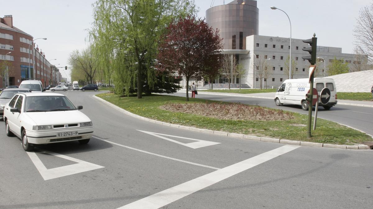 Vehículos circulando por el cruce entre la calle Blas de Otero y Portal de Foronda en una imagen de archivo.
