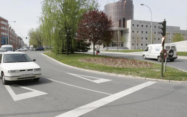 Vehículos circulando por el cruce entre la calle Blas de Otero y Portal de Foronda en una imagen de archivo.