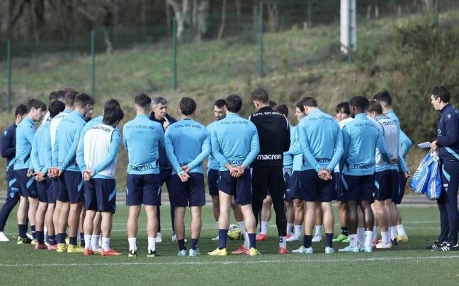 Los jugadores de la Real atienden a Imanol Alguacil durante el entrenamiento de este viernes en Zubieta.