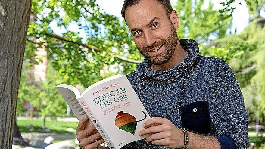 Ares González, con su nuevo libro: 'Educar sin GPS'.