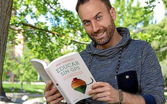 Ares Gonz&aacute;lez, con su nuevo libro: 'Educar sin GPS'.