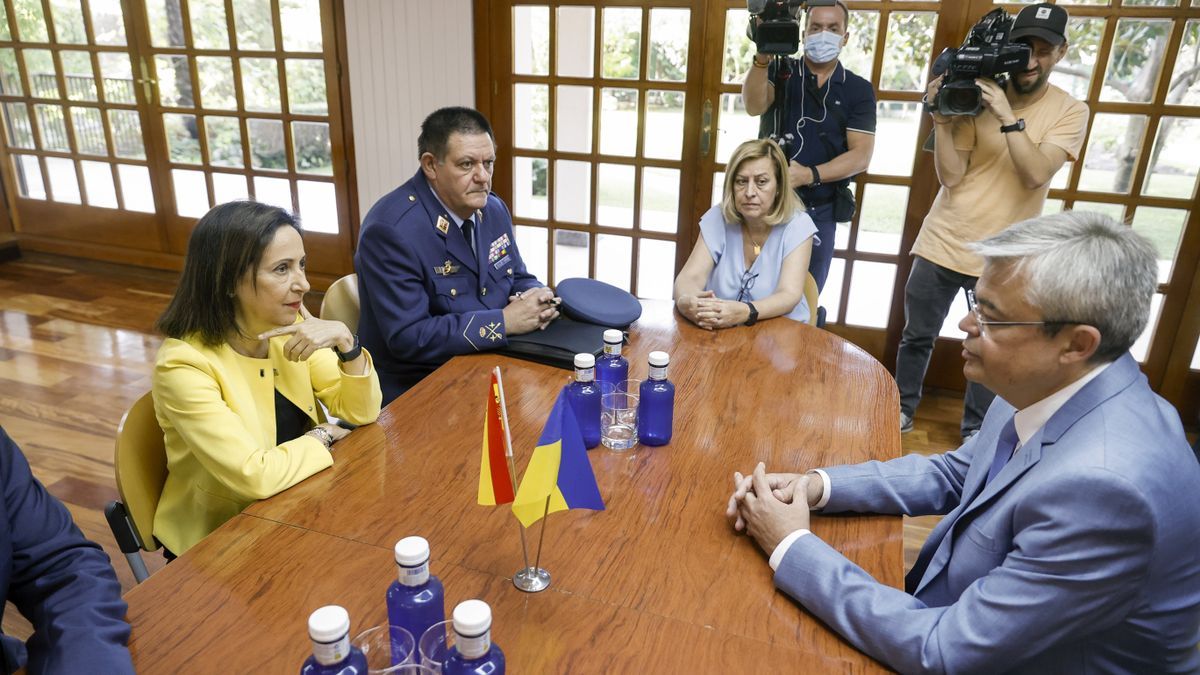 Margarita Robles, reunida con el embajador de Ucrania en el Estado español, Serhii Pohoreltsev.