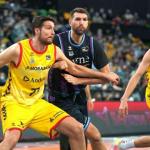 Jeff Withey pugna con Arteaga en el duelo ante el Andorra en Miribilla.