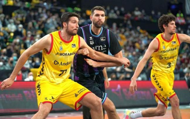 Jeff Withey pugna con Arteaga en el duelo ante el Andorra en Miribilla.
