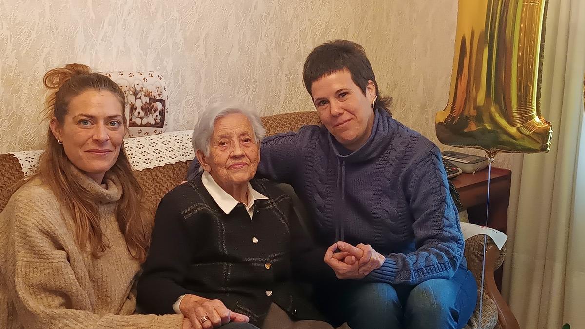 La centenaria Ana Vallejo posa en su casa junto a dos de sus nietas.