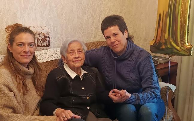 La centenaria Ana Vallejo posa en su casa junto a dos de sus nietas.