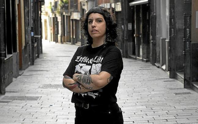 Eider Iturriaga en el Casco Viejo gasteiztarra. | FOTO: ALEX LARRETXI