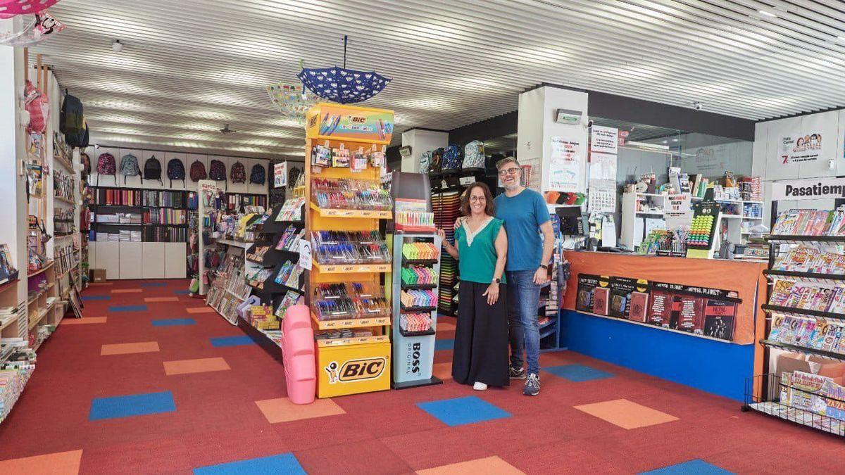 Virginia Cuadrado y Eduardo Sanz, en la papeler&iacute;a Ezkaba.