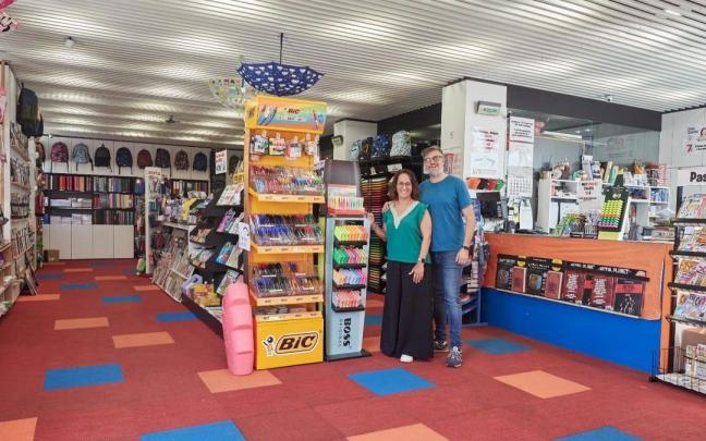 Virginia Cuadrado y Eduardo Sanz, en la papeler&iacute;a Ezkaba.