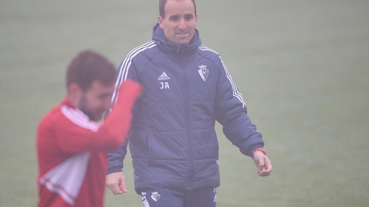 Jagoba Arrasate, durante un entrenamiento de Osasuna en Tajonar.