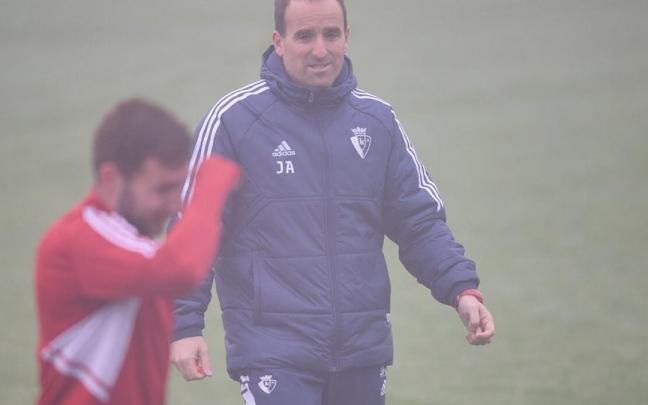 Jagoba Arrasate, durante un entrenamiento de Osasuna en Tajonar.