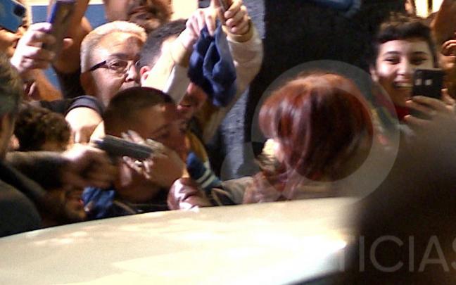 Detenido un hombre por apuntar con un arma a la cabeza de Cristina Fernández de Kirchner Detenido un hombre por apuntar con un arma a la cabeza de Cristina Fernández de Kirchner