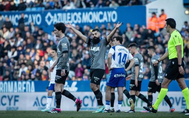 Asier Villalibre celebra su gol frente al Zaragoza.