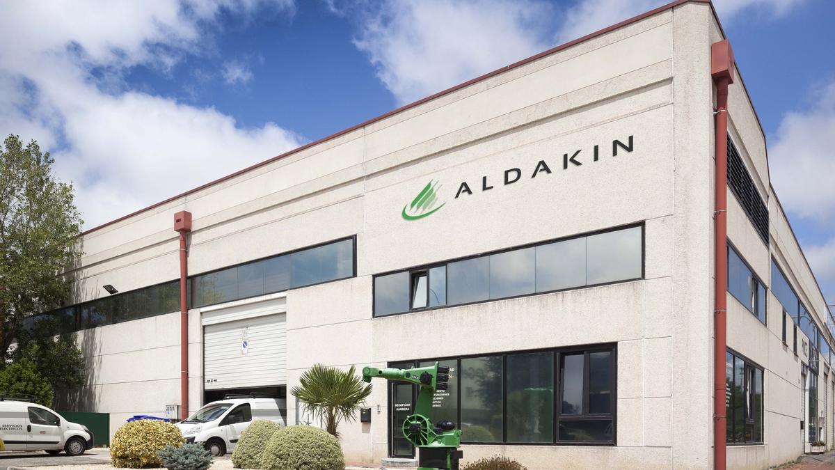 Exterior de la central del Grupo Aldakin en Altsasu.