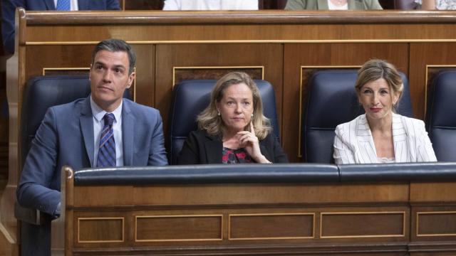 El presidente del Gobierno, Pedro Sánchez, junto a las vicepresidentas Nadia Calviño y Yolanda Díaz, en el Congreso de los Diputados. El presidente del Gobierno, Pedro Sánchez, junto a las vicepresidentas Nadia Calviño y Yolanda Díaz, en el Congreso de los Diputados.