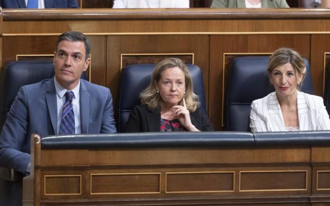 El presidente del Gobierno, Pedro S&aacute;nchez, junto a las vicepresidentas Nadia Calvi&ntilde;o y Yolanda D&iacute;az, en el Congreso de los Diputados.