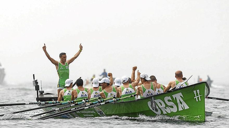 La tripulación de la trainera de Hondarribia celebra su victoria en Boiro.