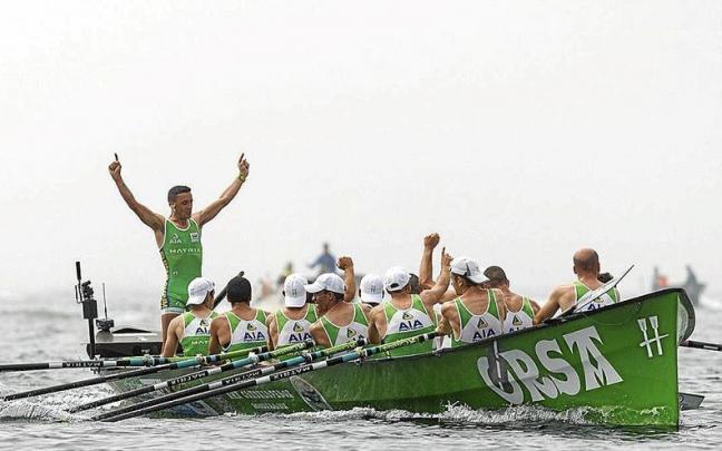 La tripulación de la trainera de Hondarribia celebra su victoria en Boiro. La tripulación de la trainera de Hondarribia celebra su victoria en Boiro.