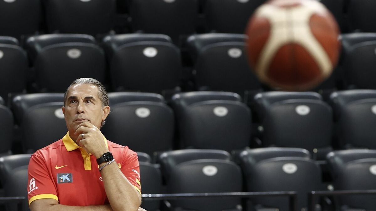 El seleccionador Sergio Scariolo dirige el entrenamiento en el Navarra Arena.