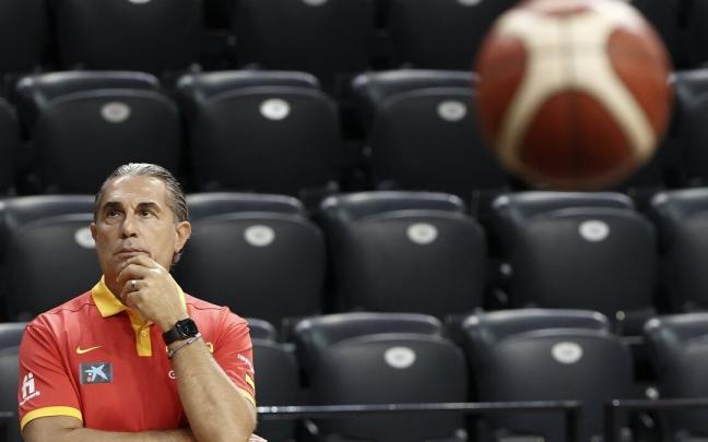 El seleccionador Sergio Scariolo dirige el entrenamiento en el Navarra Arena.