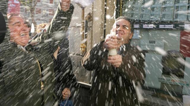 Varias personas celebran que les ha tocado la Lotería.