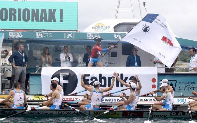 Donostiarra se gust&oacute; en casa y se llev&oacute; la bandera tras una dura prueba en la que Urdabai finaliz&oacute; tercera.