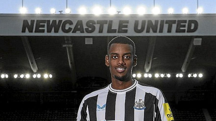 Isak posa con su nueva camiseta en St James Park.