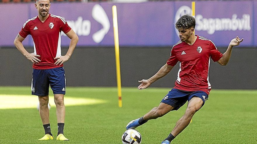 Moi Gómez observa a Abde, que golpea el balón, en el entrenamiento matinal de ayer en El Sadar.