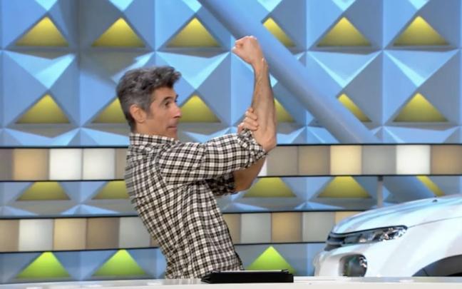 Jorge Fernández hace un corte de mangas a Joaquín Padilla en 'La Ruleta de la Suerte'. Jorge Fernández hace un corte de mangas a Joaquín Padilla en 'La Ruleta de la Suerte'.