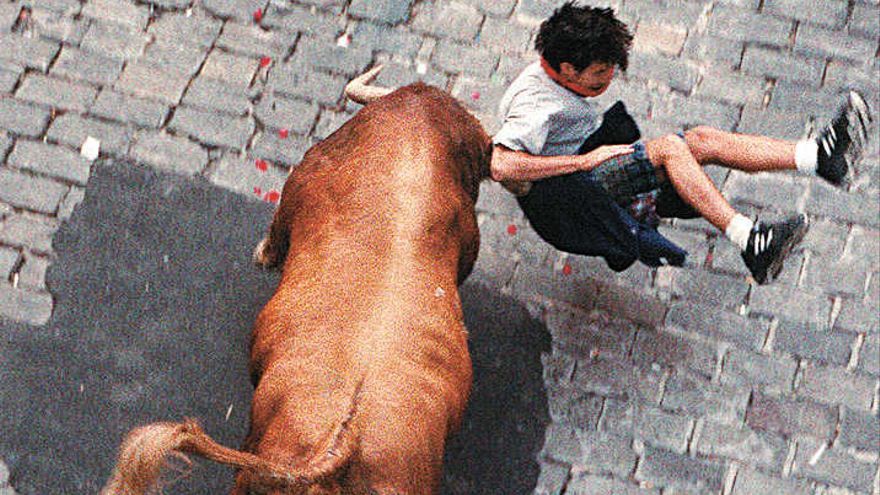 Matthew Peter Tassio es arrollado por un toro en el encierro del 1 de julio de 1995.