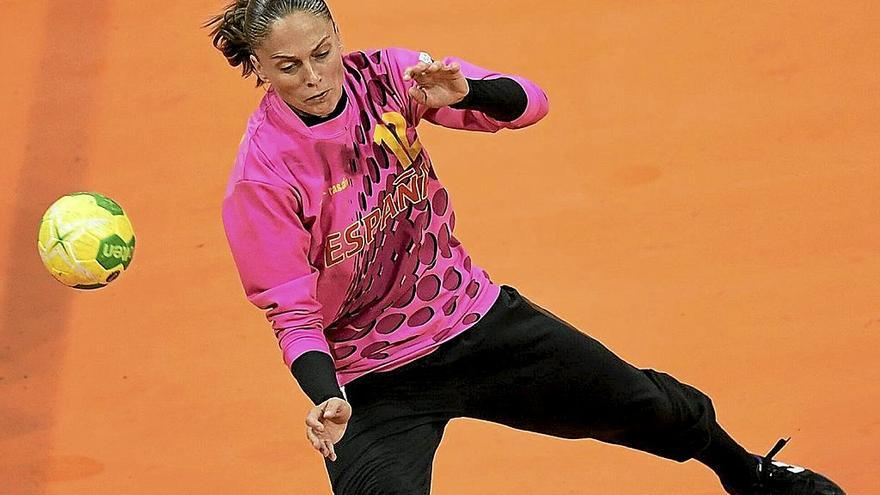 Silvia Navarro, en un partido con la selección.