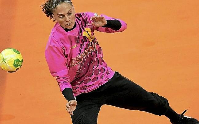 Silvia Navarro, en un partido con la selecci&oacute;n.