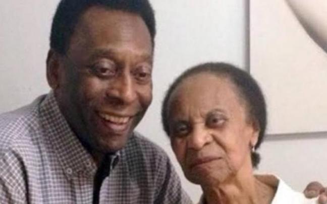 Pelé junto a su madre Celeste.