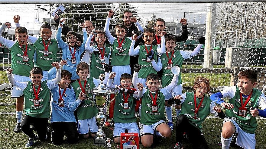 Los chicos del Juan Bautista Irurzun, de Peralta, levantan la copa de campeones del torneo mixto en la pasada edición.