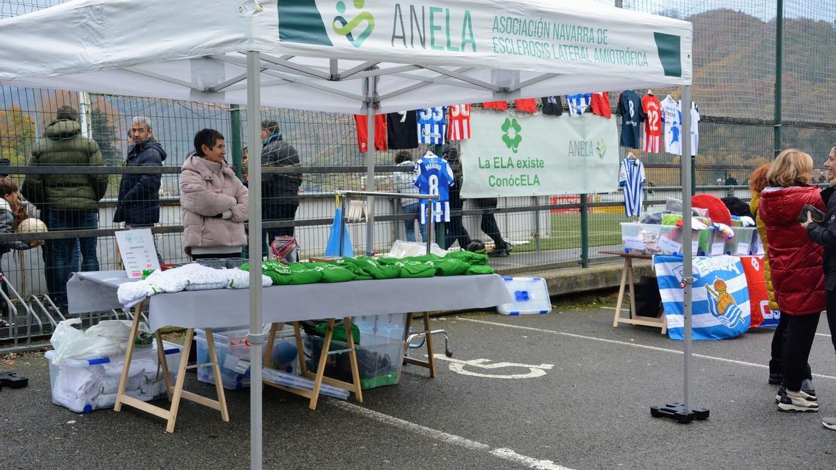 Stand con camisetas y material informativo sobre la ELA.