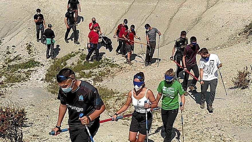 El alumnado, durante una práctica por las inmediaciones del instituto.