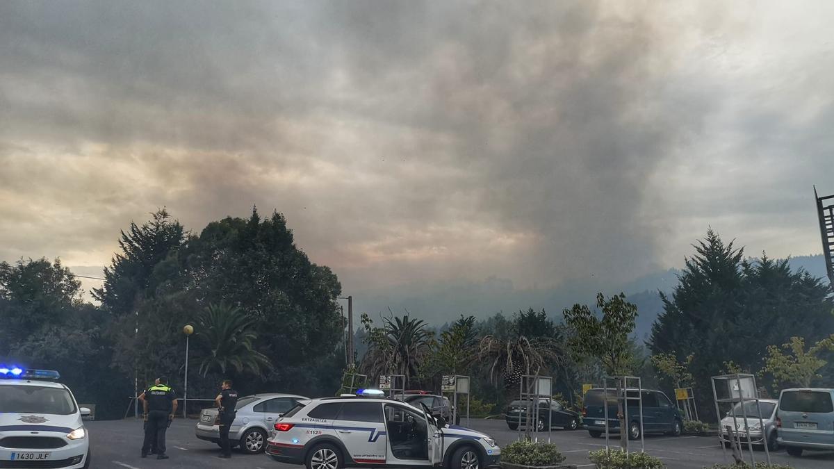 El incendio de Berango ha obligado ya al desalojo de una decena de viviendas