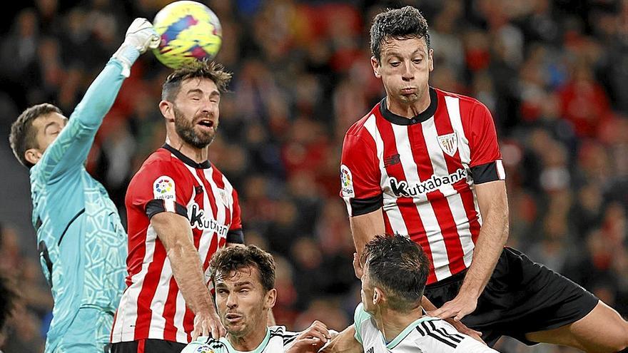 Aitor Etxeberria despeja un balón con el puño, ante varios jugadores, en una acción a balón parado del partido de anoche. | FOTO: EFE